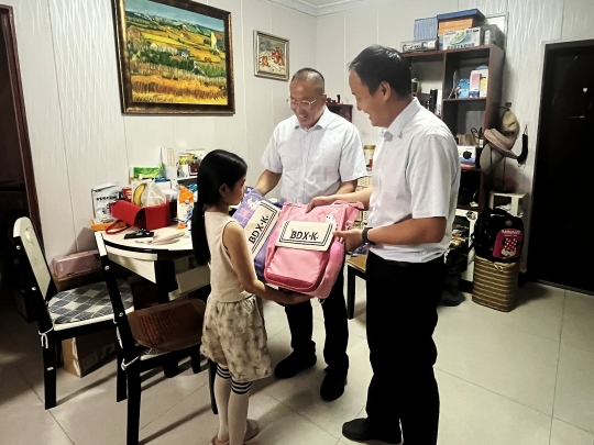 2025060615261749194775993087217.jpg 公司工会慰问照片.jpg